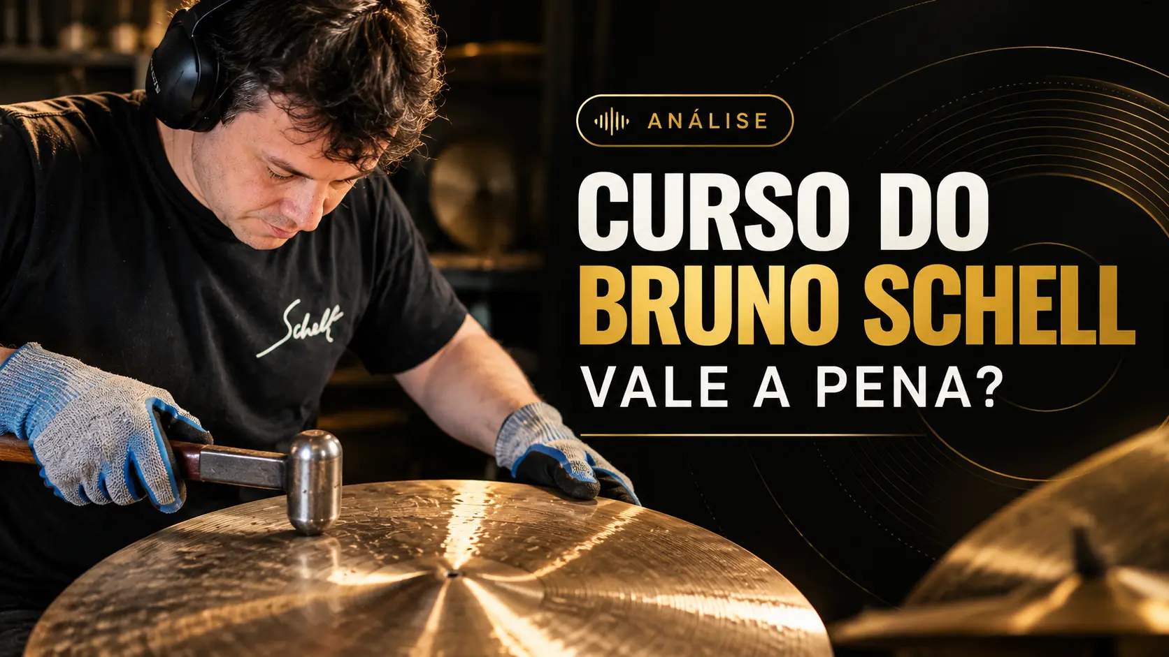 Curso Bruno Schell, luthieria de pratos Bruno Schell trabalhando em um prato musical na capa da análise do curso.