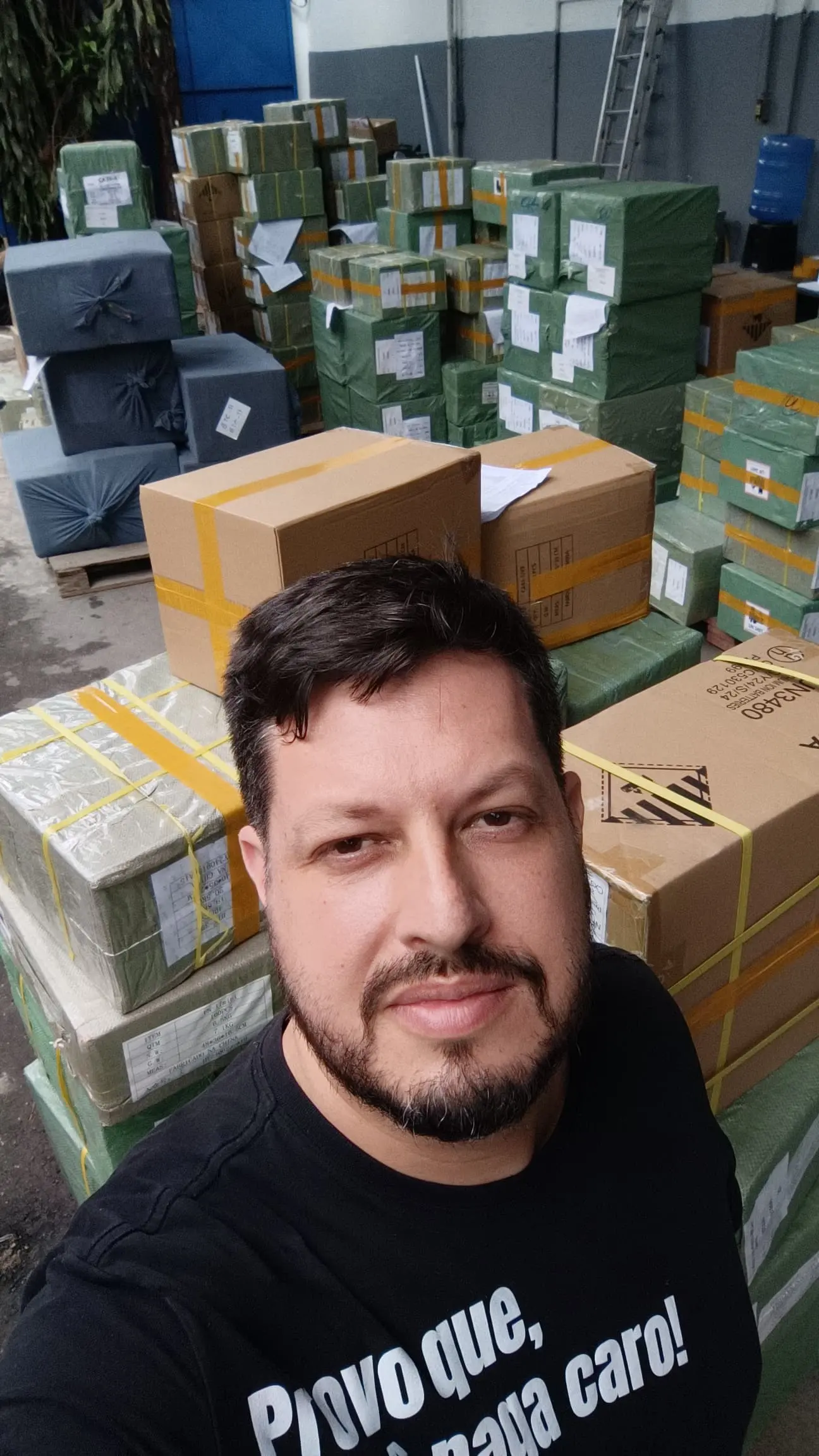 José Ventura, fundador da Comunidade 25 de Março, com caixas de mercadorias