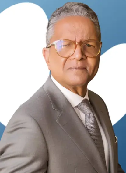 Retrato de José Carlos Barbará usando terno e óculos.