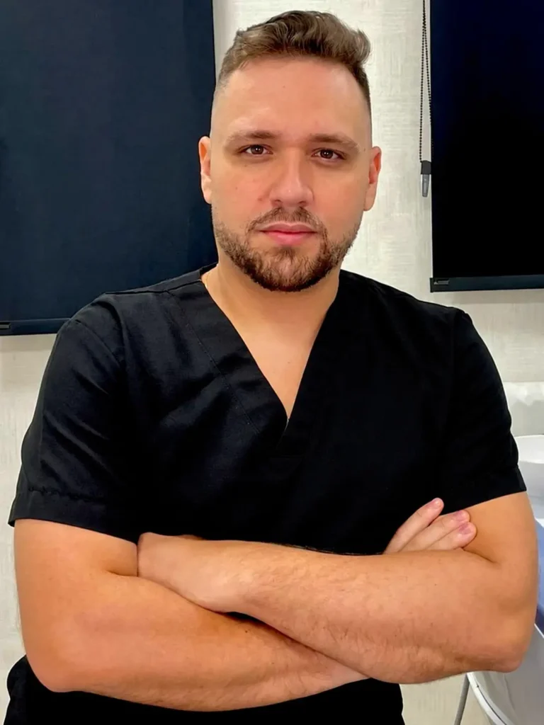 Retrato do Dr. Leonardo Lafuente usando roupa clínica preta.