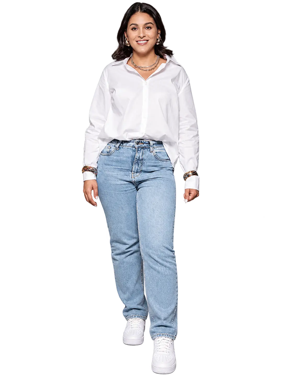 Luana Macedo, criadora do Vivendo de Acessórios, usando camisa branca e calça jeans.