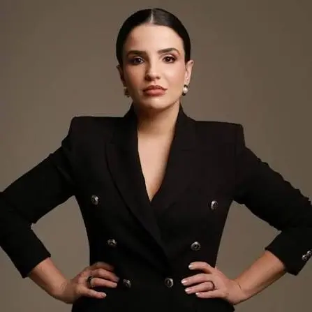 Retrato da Dra. Mariana Zeitune usando roupa preta.